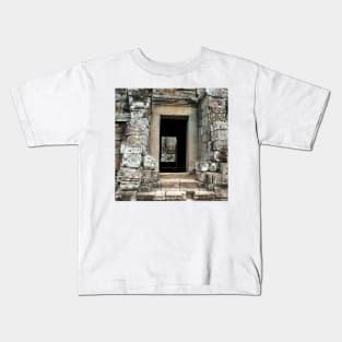 A face in the doorway Kids T-Shirt